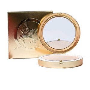 GIRL ON FIRE THE WORLD OF THE HUNGER GAMES Highlighter contour accentuate NIB